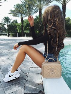 White Nike Tennis Shoes, Rihanna Street Style, Tennis Shoes Outfit, Nike Tennis, Shoes Outfit, Foto Poses, Mode Vintage, Spring Summer Outfits, Outfits Casuales