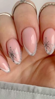 Squoval Nails Design Winter, Pretty Winter Nails Classy Short, December Nails Pink, Elegant Christmas Nails Classy, Snow Nails Winter, Elegant Holiday Nails, Navidad Nails, Nails Snowflakes, Snowflakes Nails