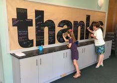 Thankful Station. Children or Teens write with chalk the things they are thankful for. Worship Stations, Appreciation Station, Sunday School Classroom Decor, Campus Ministry, Kids Church Rooms, Social Media Church, Prayer Stations, Heal Your Soul