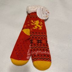 Harry Potter Gripper Bottoms Thick Warm Sock With Sherpa Lining Adult Size (One Size Fits Most) Ynf 17665, 17666, 17668 Dobby Christmas Socks, Cozy Red Socks For Winter, Harry Potter Slippers, Harry Potter Socks, Novelty Cotton Winter Socks, Harry Potter Gryffindor, Warm Socks, Slipper Socks, Warner Bros