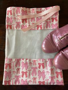 You will be ready to tackle dance class in style with this beautiful bow print dance shoe bag. Preserve and Protect your pointe shoes in style. All bags are made with breathable cotton and mesh fabric to allow for moisture to evaporate between uses. A separate bag is recommended for each pair of shoes. Featuring a trendy print, mesh for ventilation and a ribbon with drawstring closure. Ribbon is securely sewn in so it won't come loose and is perfect for hanging your bag up so your shoes can dry. Pointe Shoe Bag, Irish Dance Shoes, Bag Boutique, Cheer Shoes, Ballet Bag, Pointe Shoe, Jazz Shoes, Bow Print, Dance Bag