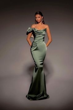 Long Ball Dresses, Prom Dress Off The Shoulder, Prom Dresses Off The Shoulder, Hot Prom Dress, Wedding Dress Bustle, Bridal Party Outfit, Mermaid Prom Dress, Prom Dress Inspiration, Green Prom Dress