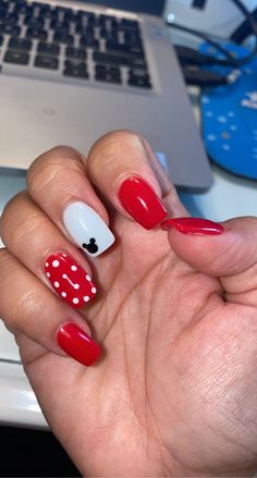 Red Nails Acrylic Summer, Minnie Mouse Nails Red, Mini Mouse Nails Designs Nailart, Red Mickey Nails, Disney Nails Red, Red Disney Nails, Easy Disney Nails, Summer Disney Nails, Pixar Nails