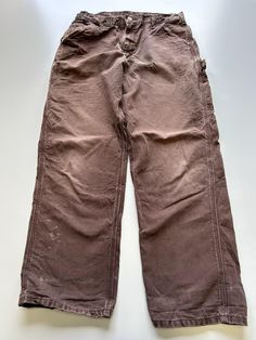 Mens Carhartt Baggy Carpenter Workwear Trouser / Pants 1990s vintage  Baggy Fit  Zip Fly  Brown Waist 32 inch Leg Length 30 inch **Sizes are exact measurement of the jean and may differ from the tag size** Please note due to the nature of these being workwear jeans there will be cool signs of fraying / paint and fading marks. All adding to the character of the piece** Item in great workwear condition overall Pantalon Carhartt, Mens Carhartt, Workwear Jeans, Workwear Trousers, Trouser Pants, Baggy Fits, Vintage Brown, Mens Jeans, Work Wear