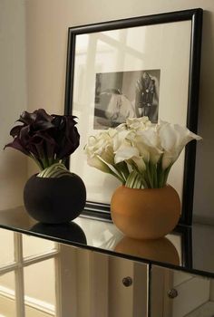 Modern Flowers, Dining Table Centerpiece, Modern Flower Arrangements, Flowers Arrangements, Flower Therapy, Living Room Decor Cozy, Deco Floral, Modern Flower, Home Flowers