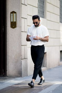 Mens Street Style Summer, Mens Fashion Week Street Style, Mens Fashion Summer Outfits, Minimal Streetwear, Milan Men's Fashion Week, 2020 Runway, Classy Men, Mens Fashion Week