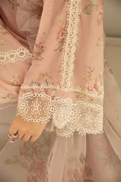 Lace Dress Pakistani Style, Pakistani Shirts Designs, Pakistani Lace Kurtas, Baju Ke Design, Women Trousers Design, Arm Design