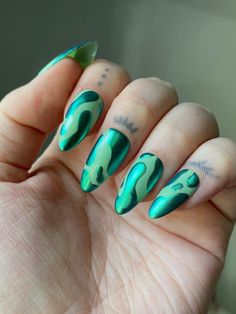 emerald green nails, winter nail colors, emerald nails, emerald nail, green nail designs, green nails ideas Designs On Chrome Nails, Green Chrome Nail Art, Reverse Chrome Nails, Chrome Blob Nails, Funky Green Nails, Green Funky Nails, Colourful Nails Designs, Edgy Winter Nails, Chrome Drip Nails