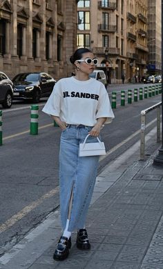 Denim Long Skirt Outfit, Long Denim Skirt Outfit, March Outfits, Jean Skirt Outfits, Look Legging, High Waisted Denim Skirt, Long Skirt Outfits, Denim Skirt Outfits, Graphic Tee Outfits