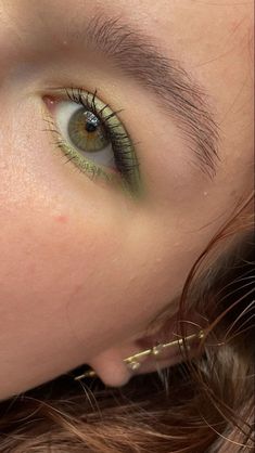 Daily Eyeliner Natural, Green Makeup Looks Hooded Eyes, Unique Simple Makeup, Minimalist Eyeshadow Looks, Colorful Natural Makeup, Everyday Colorful Eyeshadow, No Liner Eye Makeup, Makeup Inspo Eyeshadow, Cottagecore Prom Makeup