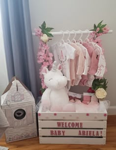 Gift Hamper For Newborn, Presents For Newborns, Baby Girl Gift Ideas Baskets, Newborn Gift Basket Ideas, Baby Shower Gift Basket For Girls Diy, Baby Shower Gift Ideas For Girls Diy, Baby Shower Gift Basket Girl, Babyshower Gift Girl Ideas, Cute Baby Shower Gifts Baskets