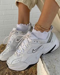 Okay I love the frilly socks and ankle bracelet! I'm adding this into my Instagram Blogger Fashion/Trendy Outfits board Grunge Winter Outfits, Wool Clothes, Outfit Grunge, Edgy Grunge, Sneaker Nike, Grunge Outfit, White Shoes Sneakers