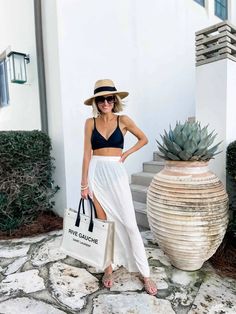 15 Outfit Ideas for Your Next Beach Vacation - Loverly Grey Beach Vibe Outfit For Women, Beach Hotel Outfit Ideas, Beach Island Outfit, Vacation Fashion 2023, Sophisticated Beach Outfits, Hotel Outfit Ideas Summer, Mauritius Outfit Ideas, Chic Resort Wear For Women, Beach Outfits 2023 Fashion Trends