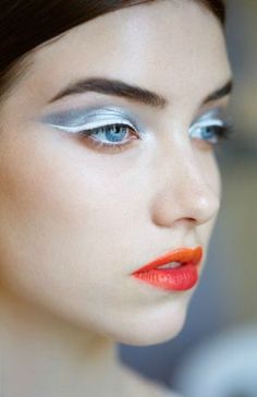 maybe eyes if not wanting black, or in gold. silver looks kind of fresh to me. Catwalk Makeup, Makeup Runway, Make Up Color, Futuristic Makeup, Shiny Makeup, Couture Makeup, Runway Makeup, Winged Liner