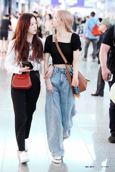 Rose Blackpink Fashion, Korean Airport Fashion, Rosé Jisoo, Doutzen Kroes, Rose Fashion, Charlize Theron, Mode Inspo, Kpop Fashion Outfits, Looks Chic