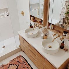 there are two sinks in the bathroom, one is white and the other is brown