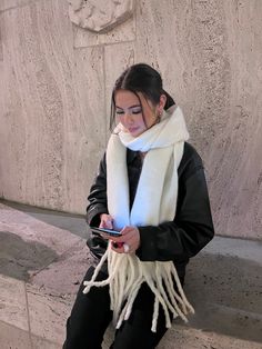 Chunky Scarf Fit, Big White Scarf, Emerald Winter Outfit, Chunky Winter Scarf, Chunky White Scarf, Big White Scarf Outfit, Winter Outfits With Scarfs Ideas, Winter Fits With Scarf, Cute Winter Outfits With Scarf