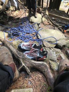 there are many shoes that have been tangled up on the ground