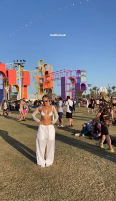 Osheaga Outfit 2023, White Pants Festival Outfit, Coachella Inspo 2023, Comfy Coachella Outfits, Parachute Pants Outfit Festival, Reading Festival Outfits 2023, Festival Pants Outfit, Coachella Inspo Festival Outfits, Reading Festival Outfit Ideas