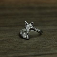 My handmade 925 sterling silver fox ring will definitely bring an interesting and unique fashion atmosphere! This 925 sterling silver fox ring has a stylish shape and is very suitable for daily use. The engraving details of the 925 handmade silver ring are very detailed and eye-catching. The ring emphasizes hand-carved details* * Ring face height about: 20mm * The size and weight will vary according to the needs of each person. * Because it is hand-made and hand-measured, the size is slightly di Fox Ring, Fox Jewelry, Animal Ring, Whimsical Jewelry, Handmade Silver Ring, Animal Rings, Funky Jewelry, Silver Fox, Silver Rings Handmade