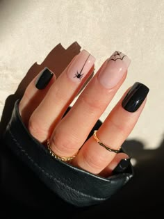 Are you after cute and creepy Halloween nails to spook your friends this year? If so, you're going to love these cool Halloween nail ideas! Fun Halloween Nails, Black And White Nail, Holloween Nails, Halloween Acrylic Nails, Cute Halloween Nails, October Nails, Makijaż Smokey Eye, Thanksgiving Nails, White Nail