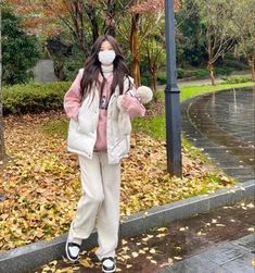 Rainy Day Outfit Japan, Rainy Day Outfit Korean, Japan Outfit Ideas Winter, Douyin Winter Outfits, Raincoat Outfit Aesthetic, Korea Winter Outfit, Japan Outfit Winter, Fits For Winter, Korean Winter Outfits