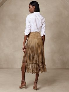 Fringe Skirt Outfit, Gold Street Style, Fringe Leather Skirt, Skirt With Fringe, Suede Fringe Skirt, Western Glam, Suede Outfit, Silk Midi Skirt, Fall Attire