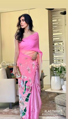 Rocky Aur Rani Saree, Blouse For Pink Saree, Floral Saree Look, Saree Styles Modern Classy, Sari Casual, Pastel Saree, Crush Saree, Floral Saree