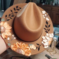 Hand Painted Fall Hat. Perfect For The Season!! Painting On Hats, Brown Felt Hat For Spring Country Events, Spring Beach Brown Felt Hat, Painted Straw Hats, Painted Felt Hat, Painted Hats For Women, Casual Hand Painted Brimmed Hats, Adjustable Hand Painted Western Hat, Hand Painted Brimmed Country Hats