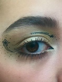 Moon Eyeliner, Star Eyeliner, Eyeliner Inspiration, Too Much Makeup, Cute Eye Makeup, Graphic Eyeliner, Star Makeup