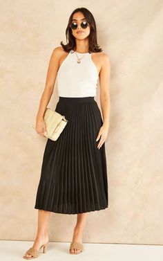 Tops For Black Skirt, Pleated Black Skirt Outfit Summer, A Line Black Skirt Outfit, Black Pleated Skirt Outfit Summer Casual, Black Pleated Skirt Outfit Casual, Black Plated Skirt Outfit, How To Style Black Pleated Skirt, Long Pleated Skirt Outfit Summer, Black Pleated Skirt Outfit Summer