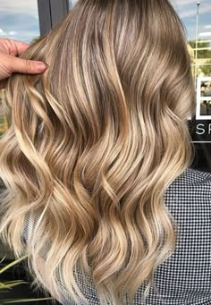 Natural Blonde Hair With Highlights, Blonde Highlights Natural, Dirty Blonde Hair With Highlights, Natural Blonde Highlights, Hair Colour Styles, Shampoo Bomba, Highlight Ideas, Highlights Natural, Brown Hair With Blonde