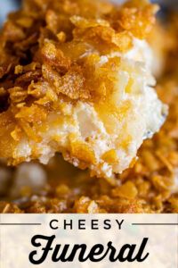 Cheesy Potato Casserole, The Food Charlatan, Potatoes Recipes, Queso Cheddar, Cheesy Potato, Hashbrown Recipes, Food Charlatan, Potatoe Casserole Recipes, Kitchen Fun