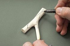 Classic Song Bird Whittling Tutorial | Fox Chapel Publishing Bird Carving Patterns, Wood Carving Sculpture, Pencil Carving, Tre Kunst, Whittling Knife, Amish Farm