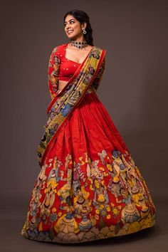 Buy Red Chennur Silk Hand Painted Kalamkari Ajantha Geometric Gathered Lehenga Set For Women by aindhri by mahitha Online at Aza Fashions. Chikankari Lehenga With Kalamkari Dupatta, Kalankari Lehangas Blouse Design, Birthday Traditional Outfits, Kalamkari Lehangas Designs, Penkalamkari Lehanga, Pen Kalamkari Lehangas, Kalamkari Half Saree Designs, Kalamkari Lehenga Designs, Kalamkari Half Saree