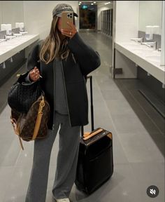 Airport Elegant Outfit, Outfit Aeroport, How To Style Sweatpants, Flight Outfit Airport Style, Brazil Trip, Airport Outfit Winter, Cool Sweatpants, Cute Airport Outfit, Comfy Airport Outfit