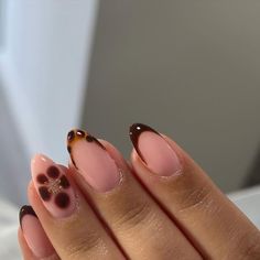 Fall Nails Tips Almond, Sparkling Almond Nails, Cute Gel Nails For Fall Short, Winter Blooming Gel Nails, Bain Nails, Festive Neutral Nails, Autumnal Biab Nails, Almond Nails Brown Design, Blooming Gel Nails For Fall