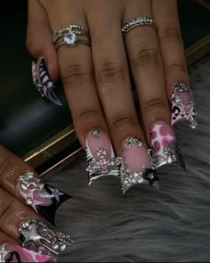 Junk Nails Black Women, Pink And Black Junk Nails, Nail Inspo Coffin Black, Cute Nails Black Women, Acrylic Nails Gems, Junk Nails Bling, Black Junk Nails, Black Birthday Nails, Pink Junk Nails