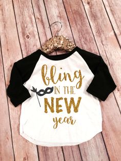 Christmas Vinyl, Silhouette Christmas, New Years Shirts, Christmas Monogram, Girl Themes, Eve Outfit, Birthday Girl Shirt, Neue Outfits