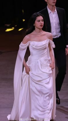 White Award Show Dresses, Bride Sleeves, Latest Wedding Dress, Dress And Accessories, Classy Wedding Dress, Wedding Dress Patterns, Stunning Wedding Dresses, Celebrity Lifestyle, Prom Dress Inspiration