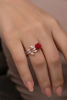 Here is a dainty ring with a tiny red rose! 🪷 We have turned this beautiful flower into a ring. It would be perfect on your finger. 😊 خواتم خطوبة, Anting Manik, قلادات متدلية, Cute Promise Rings, Silver Rose Ring, Pretty Jewelry Necklaces, Cute Engagement Rings, Fancy Jewellery Designs, Zierlicher Ring