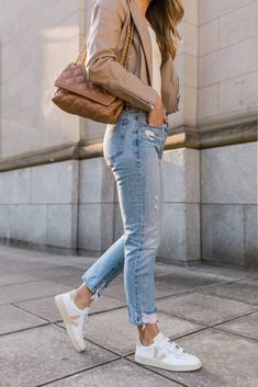 Looks With Tennis Shoes, Moto Jacket Outfit, Lady Decluttered, Looks Adidas, Sneaker Outfits Women, Veja Shoes, Trip Outfits