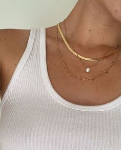 necklace stack, layered necklaces gold, layered gold necklaces, gold necklace layered Ušný Piercing, Necklace Combo, Dainty Gold Jewelry, Necklace Outfit, Comfy Jeans, Stacked Necklaces