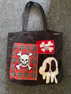 Diy Canvas Bag Art, Sewing Project Inspiration, Cute Canvas Bags, Cute Diy Tote Bag Designs, Gothic Diy Clothes, Tiny Bag Pattern, Alt Sewing Projects, Alt Backpack Diy, Bag Ideas Design