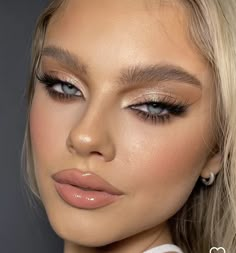 Prom Make Up For Blue Eyes Full Face, Makeup For Light Skin Blue Eyes, Prom Makeup For Green Dress Full Face, Gold Formal Makeup, Gold Glowy Makeup, Make Up Ideas For Wedding Guest, Light Gold Makeup, Gold Prom Makeup Looks, Make Up Dorado