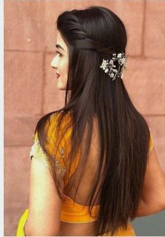 Straight Hairstyles For Engagement, Herstail Girl, Stylish Hairstyles For Wedding, Hair Styles Marriage, Easy Haldi Hairstyles, Long Open Hairstyles, Simple Hairstyle For Haldi, Traditional Long Hairstyles, Simple Haldi Hairstyle