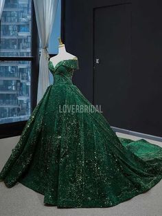 Green Sparkly Prom Dresses, Masked Party, Green Quinceanera Dresses, Quinceañera Ideas, Vintage Ball Gowns, Fantasy Clothes, Sparkly Wedding Dress, Sparkly Prom Dresses