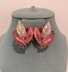 "Pretty in pastel pink, jelly texture, these carved thermoset/Lucite leaf LARGE earrings are so sweet. Clusters of pink Lucite leaves are studded with pink rhinestones, darling earrings! These silver tone costume metal earrings are clip on. The back of each clip is signed \"Lisner\". RARE and unique earrings, LARGE size! \"Lisner\" company has long been associated with it's mid century production of thermoset leaf jewelry Sometimes referred to as resin, Lucite or just plain plastic, Lisner had a Hawaiian Plumeria, Retro Earrings, Retro Earring, Butterfly Bracelet, Spring Jewelry, Leaf Jewelry, Brand Jewelry, Vintage Butterfly, Pink Earrings