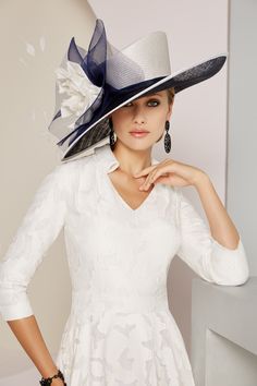 Wedding Hats For Mother Of The Bride, Flattering Necklines, Stylish Womens Hats, Mob Dress, Veni Infantino, Formal Fashion Women, Dress Mother Of The Bride, Popular Hats