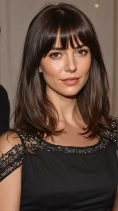 Straight Medium Layered Haircuts, Dark Hair Lob With Bangs, Long Brown Bob With Bangs, Medium Dark Hair With Bangs, Straight Across Bangs Medium Hair, Long French Bob With Fringe, Medium Hair With Short Bangs, Bezrękawnik Outfit, Medium Length Hair With Soft Layers